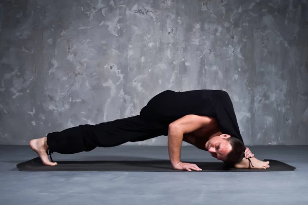 Giovane Maschio Che Esegue Una Posa Yoga — Foto Stock