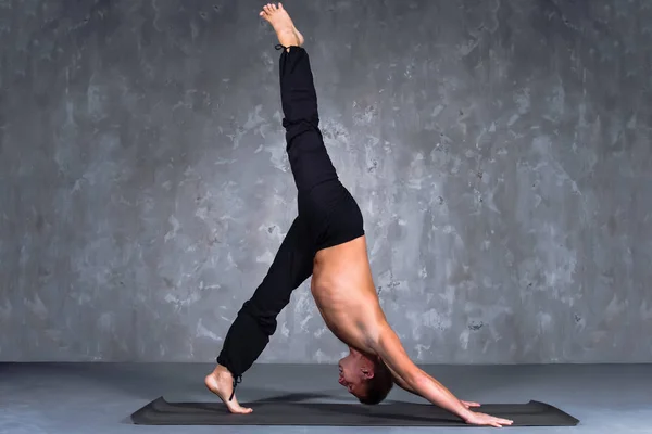 Giovane Uomo Che Esegue Una Posa Yoga Eka Pada Adho — Foto Stock