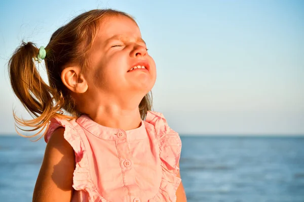 Retrato Choro Menina Bonito Praia — Fotografia de Stock