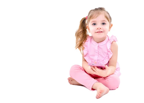 Pequena Menina Bonito Sentado Com Telefone Celular Isolado Fundo Branco — Fotografia de Stock