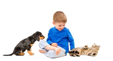 Kedi ve köpek yavrusu beyaz arka plan üzerinde izole mutlu çocuk