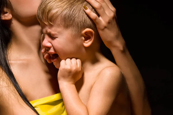 Retrato Lindo Niño Llorando Los Brazos Madre — Foto de Stock