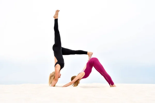 Due Belle Giovani Donne Praticano Yoga Bollente Sulla Spiaggia — Foto Stock