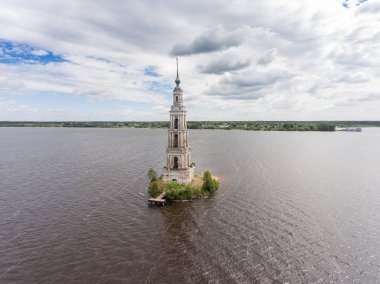 Kalyazinskaya çan kulesi St. Nicholas Katedrali su (su dolu çan kulesi). Kalyazin, Tver bölgesi, Rusya Federasyonu