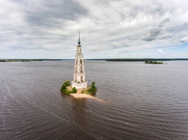 Kalyazinskaya çan kulesi St. Nicholas Katedrali su (su dolu çan kulesi). Kalyazin, Tver bölgesi, Rusya Federasyonu