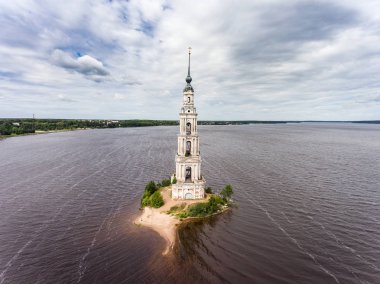 Kalyazinskaya çan kulesi St. Nicholas Katedrali su (su dolu çan kulesi). Kalyazin, Tver bölgesi, Rusya Federasyonu
