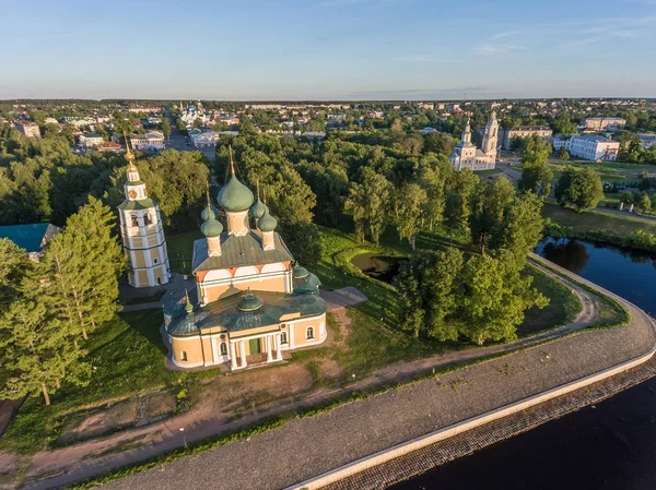 Oeglitsj, Rusland, de kathedraal van de Transfiguratie en de bell tower — Stockfoto