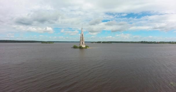 Kalyazinskaya はベル水 浸水鐘楼 の聖ニコラス大聖堂の塔です カリャージンは ロシア トヴェリ地域 — ストック動画
