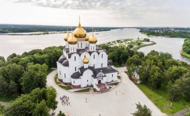 Hava Yaroslavl varsayım katedralde çekim. Tapınağın ve park Strelk tepesinden görüntülemek