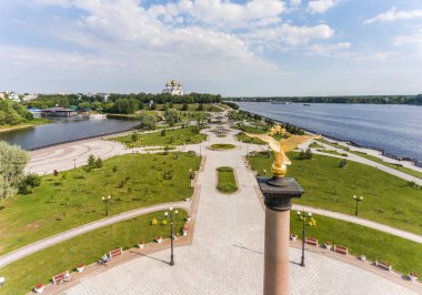 Strelka Park anıt 1000 yıl Yaroslavl insanlar, Yaroslavl, hava fotoğrafçılığı olmadan sabahın erken saatlerinde. Anıt Parkı'na ve varsayım Cathedra yükseklikten görüntülemek