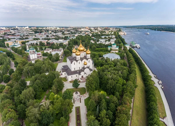 Hava Yaroslavl Varsayım Katedralde Çekim Tapınak Şehir Rive Üstten Görünüm — Stok fotoğraf