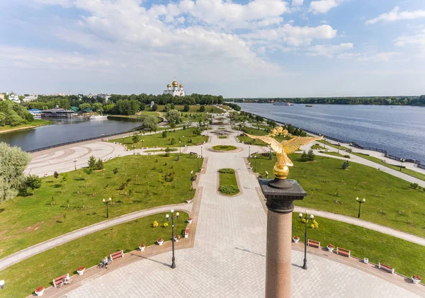 Strelka 公园和纪念碑1000年雅罗斯拉夫尔在清晨没有人 雅罗斯拉夫尔 空中摄影 从纪念碑的高度看公园和假定讲座 — 图库照片