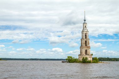 Kalyazinskaya çan kulesi St. Nicholas Katedrali su (su dolu çan kulesi). Kalyazin, Tver bölgesi, Rusya Federasyonu