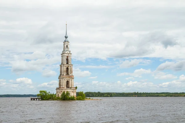 Kalyazinskaya はベル水 浸水鐘楼 の聖ニコラス大聖堂の塔です カリャージンは ロシア トヴェリ地域 — ストック写真