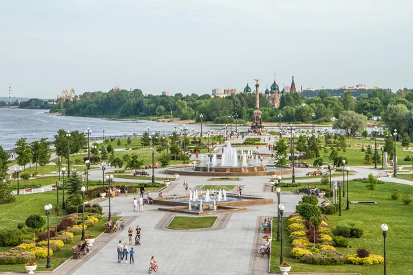 人们漫步在公园 Strelka 雅罗斯拉夫尔 俄罗斯 — 图库照片