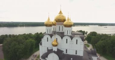 Varsayım Katedrali Yaroslavl City, Rusya Federasyonu hava ateş. Tapınağın ve park Strelka üstten görüntülemek