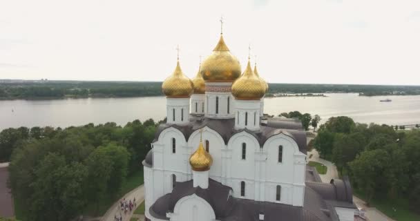 ロシア ヤロスラヴリ市聖母被昇天大聖堂の空中撮影 お寺と公園ストレルカの頂上からの眺め — ストック動画