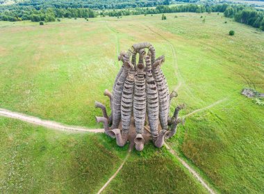2018/08/04. Nikola Lenivets, Rusya Federasyonu. Sanat nesnesi Beaubourg Kaluga bölgesi. Hava