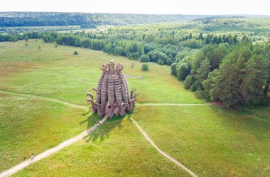 2018/08/04. Nikola Lenivets, Rusya Federasyonu. Sanat nesnesi Beaubourg Kaluga bölgesi. Hava