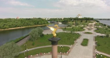 Rusya, Yaroslavl, altın yüzük. Strelka Park, anıt 1000 yıl Yaroslavl ve varsayım Katedrali, hava, uçuş, en baştan görüntülemek