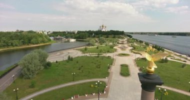 Rusya, Yaroslavl, altın yüzük. Strelka Park, anıt 1000 yıl Yaroslavl ve varsayım Katedrali, hava, uçuş, en baştan görüntülemek