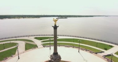 Rusya, Yaroslavl, altın yüzük. Strelka Park, anıt 1000 yıl Yaroslavl ve varsayım Katedrali, hava, uçuş, en baştan görüntülemek