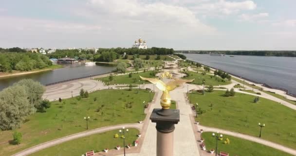 俄罗斯 雅罗斯拉夫尔 金戒指 Strelka 纪念碑1000年雅罗斯拉夫尔和假设大教堂 从顶部的看法 — 图库视频影像