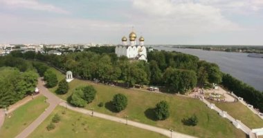 Rusya, Yaroslavl, altın yüzük. Strelka Park, anıt 1000 yıl Yaroslavl ve varsayım Katedrali, hava, uçuş, en baştan görüntülemek