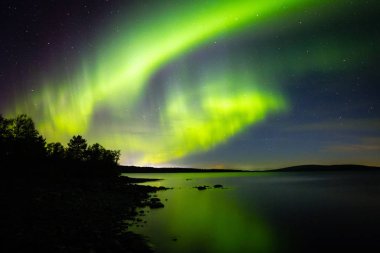 Güzel Kuzey ışıkları (Kutup ışıkları, aurora borealis) Eylül (benzersiz fenomen) yıldızlı gökyüzü