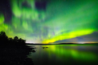 Güzel Kuzey ışıkları (Kutup ışıkları, aurora borealis) Eylül (benzersiz fenomen) yıldızlı gökyüzü