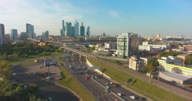 Moskova, Rusya. Moskova - Moskova gökdelenler, karayolu ve demiryolu üzerinde uçuş. Hava uçuşlar. UltraHD 4k