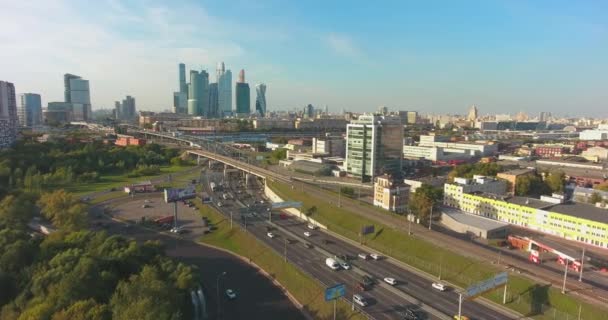 俄罗斯莫斯科飞越莫斯科 莫斯科的摩天大楼 公路和铁路 空中飞行 Ultrahd — 图库视频影像