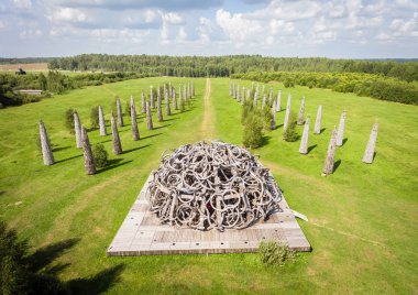 Sanat nesnesi Kaluga bölgesi Universal Mind. Nikola Lenivets, Rusya Federasyonu. Hava