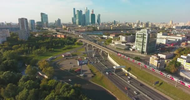 モスクワ ロシア モスクワ モスクワの高層ビル 高速道路と鉄道以上のフライト 空中飛行 Ultrahd — ストック動画