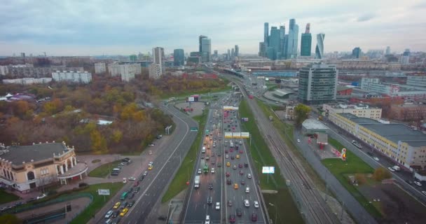 Moscow Oroszország Repülés Moszkva Moszkva Felhőkarcolók Autópálya Vasútvonal Felett Légi — Stock videók