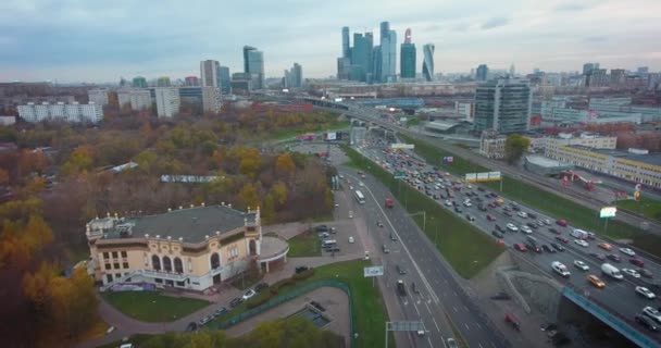 Moskou Rusland Vlucht Moskou Wolkenkrabbers Van Moskou Snelweg Spoorlijn Luchtfoto — Stockvideo