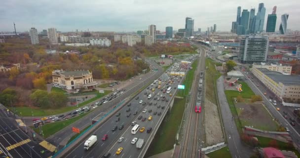 Moscow Oroszország Repülés Moszkva Moszkva Felhőkarcolók Autópálya Vasútvonal Felett Légi — Stock videók