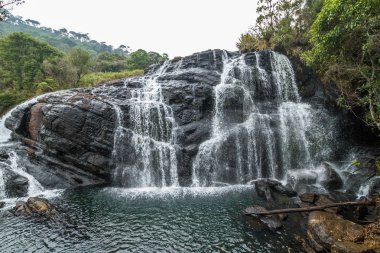 Baker'ın Falls, Horton Plains Milli Parkı. Sri Lanka. 20-m. şelale kayalar ve eğrelti otları, ılımlı bir patika tarafından erişilen ortasında pitoresk bir ortamda.
