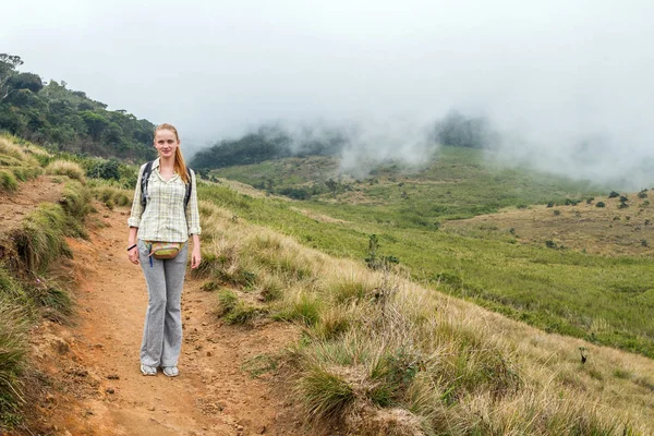 女孩走在霍顿平原国家公园 斯里兰卡 雾和山脉 — 图库照片