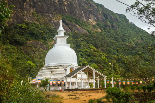 Adam's Peak. Tempel aan de voet van de berg. Sri Lanka — Stockfoto