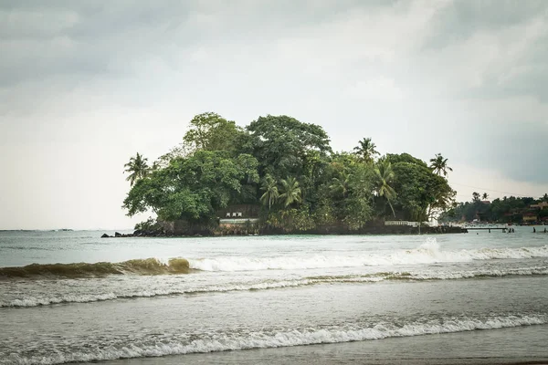 摩多羅ビーチと Paravi ドゥア寺。スリランカ — ストック写真