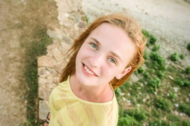 güzel kız kameraya bakıyor