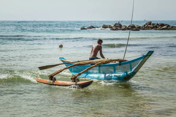 Fisherman sails on a national traditional boat. Sri Lanka — Stock Photo, Image