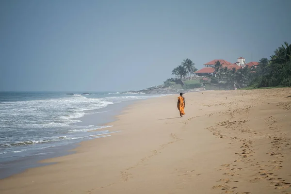 一匹の僧侶が海岸沿いを歩く — ストック写真