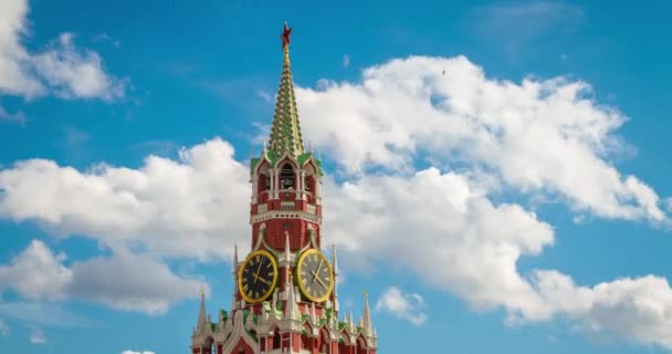 Kremlin Moscú Rusia Reloj Torre Spasskaya Contra Cielo Las Nubes — Vídeo de stock