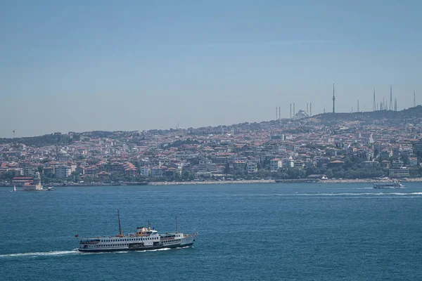 Istanbul, Türkiye. Istanbul Sahili boyunca gemi