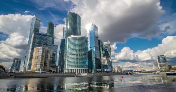 Moscow City Ryssland Viktigaste Skyskraporna Huvudstaden Återspeglas Moskvafloden Moln Över — Stockvideo