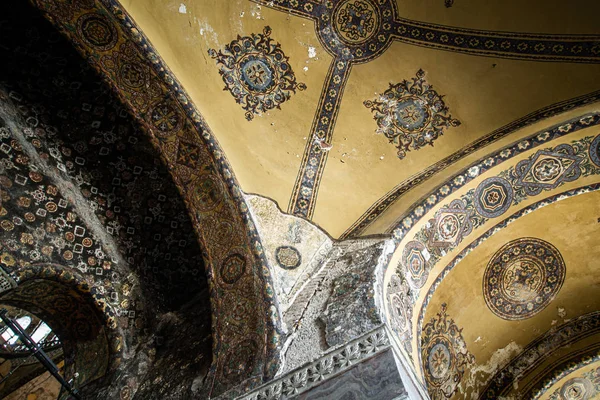 Istanbul, Turkey. Patterns from different times on the ceiling o — Stock Photo, Image