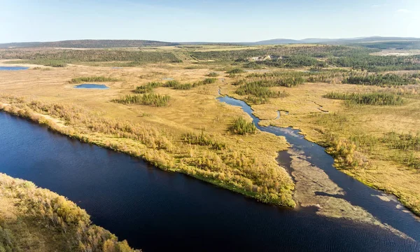 Rios, campos e florestas da região de Murmansk. A Rússia. Aeria... — Fotografia de Stock