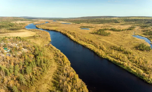 Ríos, campos y bosques de la región de Murmansk. Rusia. Aeria. — Foto de Stock